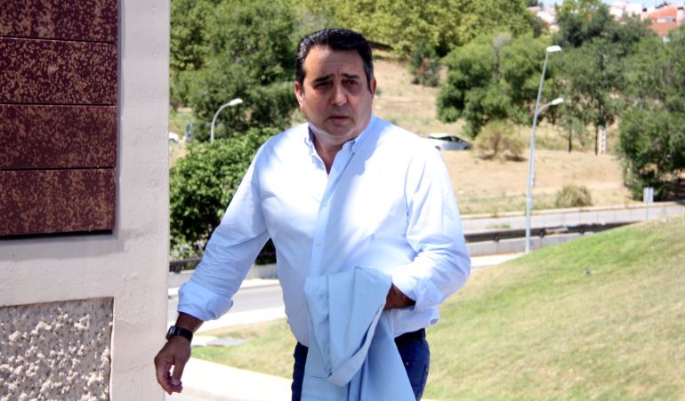 L'exacalde de Sabadell Manuel Bustos arribant als jutjats de Terrassa per declarar per una peça del cas Mercuri. L'exacalde de Sabadell Manuel Bustos arribant als jutjats de Terrassa per declarar per una peça del cas Mercuri.