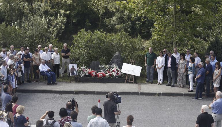 La familia y los amigos de Joxe Mari Korta recuerdan al que fue presidente de la patronal guipuzcoana al cumplirse el decimosexto aniversario de su asesinato a manos de ETA. La familia y los amigos de Joxe Mari Korta recuerdan al que fue presidente de la patronal guipuzcoana al cumplirse el decimosexto aniversario de su asesinato a manos de ETA.