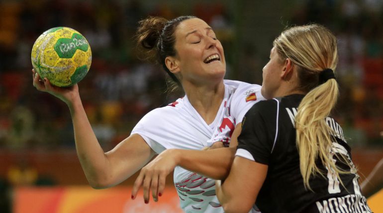 Macarena Aguilar (i) de España lanza un pase ante la marca de una rival de Montenegro (d) hoy, sábado 6 de agosto de 2016, en la Arena do Futuro durante la competencia femenina de balonmano en el marco de los Juegos Olímpicos Río 2016 en Río de Janeiro (Brasil) Macarena Aguilar (i) de España lanza un pase ante la marca de una rival de Montenegro (d) hoy, sábado 6 de agosto de 2016, en la Arena do Futuro durante la competencia femenina de balonmano en el marco de los Juegos Olímpicos Río 2016 en Río de Janeiro (Brasil)