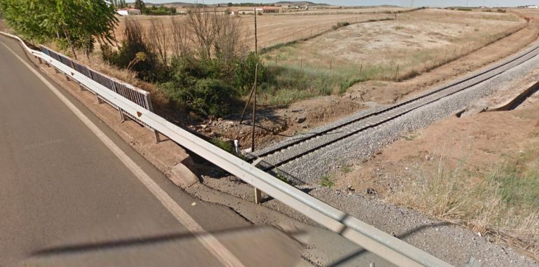 Lugar en el que ha caído el camión a las vías del tren desde un paso superior Lugar en el que ha caído el camión a las vías del tren desde un paso superior