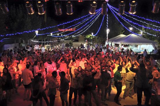 Jóvenes distrutan de la verbena de Castellar en las fiestas del año pasado Jóvenes distrutan de la verbena de Castellar en las fiestas del año pasado