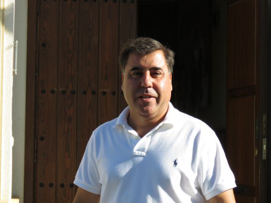 Alcalde de Encinarejo, Miguel Ruiz Madruga a las puertas de su ayuntamiento Alcalde de Encinarejo, Miguel Ruiz Madruga a las puertas de su ayuntamiento