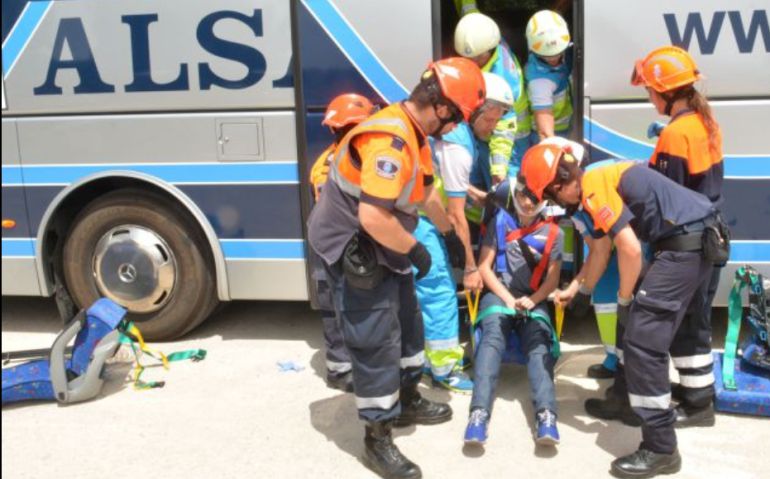 A pesar de lo aparatoso del accidente, la Guardia Civil de Tráfico asegura que no ha habido heridos entre los viajeros A pesar de lo aparatoso del accidente, la Guardia Civil de Tráfico asegura que no ha habido heridos entre los viajeros