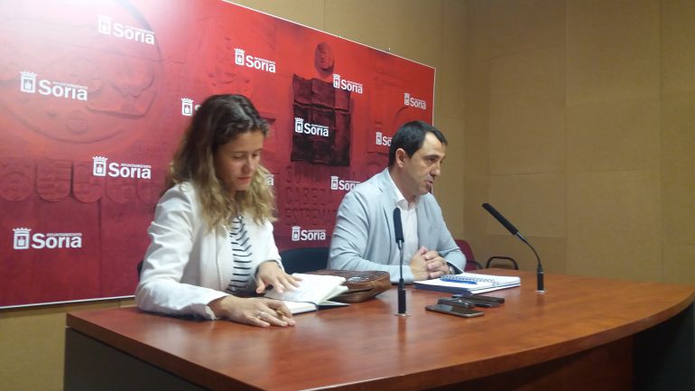 Marta Cáceres y Javier Muñoz, en rueda de prensa. Marta Cáceres y Javier Muñoz, en rueda de prensa.