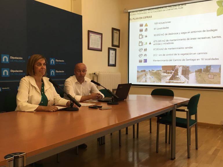 La preesidenta de la Diputación provincial, Ángeles Armisén y el Vicepresidente de la Institución, Luis Calderón hacen balance de la mitad de la campaña del Plan de Empleo Medioambiental La preesidenta de la Diputación provincial, Ángeles Armisén y el Vicepresidente de la Institución, Luis Calderón hacen balance de la mitad de la campaña del Plan de Empleo Medioambiental