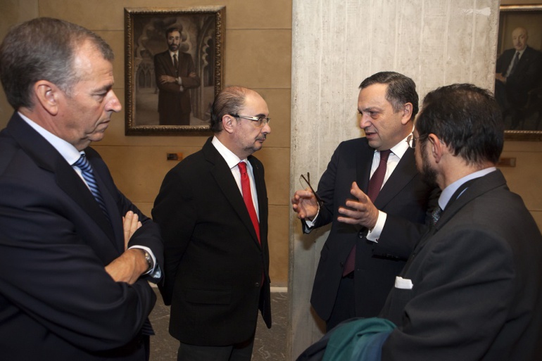 Lambán y Cosculluela, juntos en un acto protocolario en las Cortes de Aragón Lambán y Cosculluela, juntos en un acto protocolario en las Cortes de Aragón