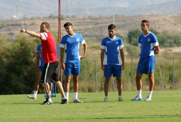 El entrenador del Hércules, Luis García Tevenet, dando instrucciones en un entrenamiento El entrenador del Hércules, Luis García Tevenet, dando instrucciones en un entrenamiento