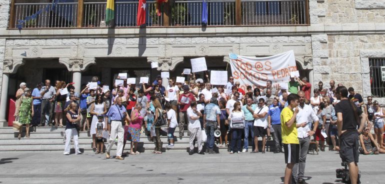 Comerciantes de Manzanares el Real denuncian el "grave perjuicio" que ha supuesto restringir la entrada de vehículos y prohibir el baño en La Pedriza Comerciantes de Manzanares el Real denuncian el "grave perjuicio" que ha supuesto restringir la entrada de vehículos y prohibir el baño en La Pedriza