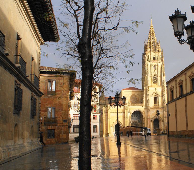 Vista de la plaza de la Catedral desde Polier. Vista de la plaza de la Catedral desde Polier.