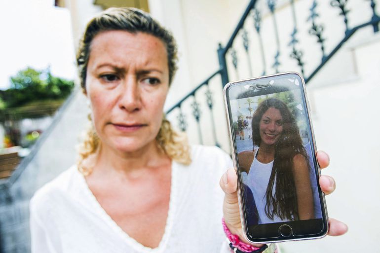 La madre de la chica desaparecida muestra su foto. La madre de la chica desaparecida muestra su foto.