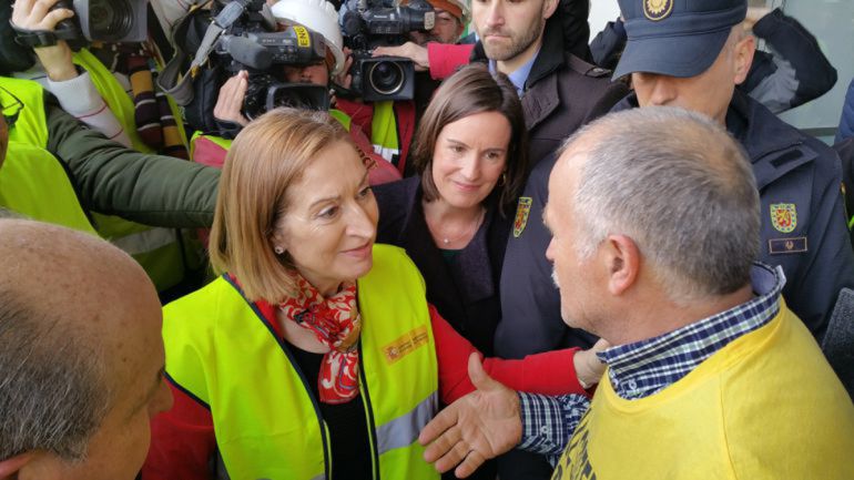 José Sánchez Ocaña 'Rufo', portavoz de la Marea Amarilla, dialoga con Ana Pastor. José Sánchez Ocaña 'Rufo', portavoz de la Marea Amarilla, dialoga con Ana Pastor.