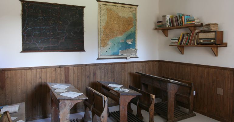 Es reprodueix com era l'antiga escola de Vila en una sala de l'ajuntament d'Arròs. Es reprodueix com era l'antiga escola de Vila en una sala de l'ajuntament d'Arròs.