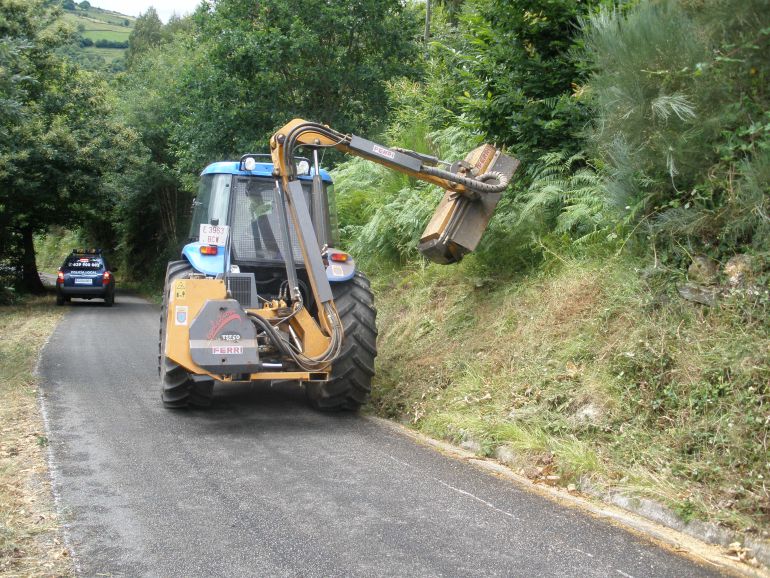Las desbrozadoras de la Diputación intervienen en más de un millar de kilómetros en julio Las desbrozadoras de la Diputación intervienen en más de un millar de kilómetros en julio