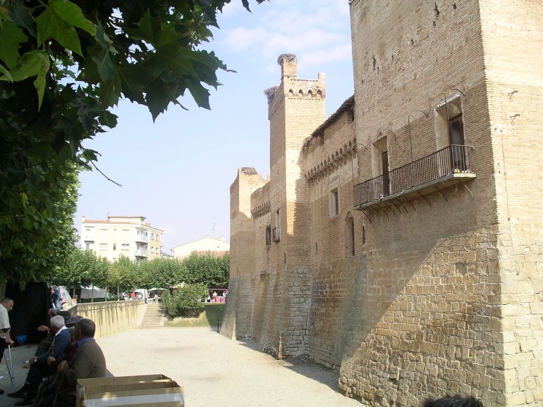 El entorno del castillo es lugar de reunión de muchos vecinos de Marcilla El entorno del castillo es lugar de reunión de muchos vecinos de Marcilla