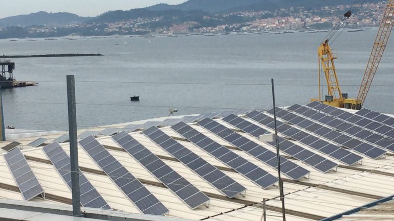 Instalación de placas Fotovoltaicas sobre la cubierta de la nave de Frigalsa en Vigo Instalación de placas Fotovoltaicas sobre la cubierta de la nave de Frigalsa en Vigo