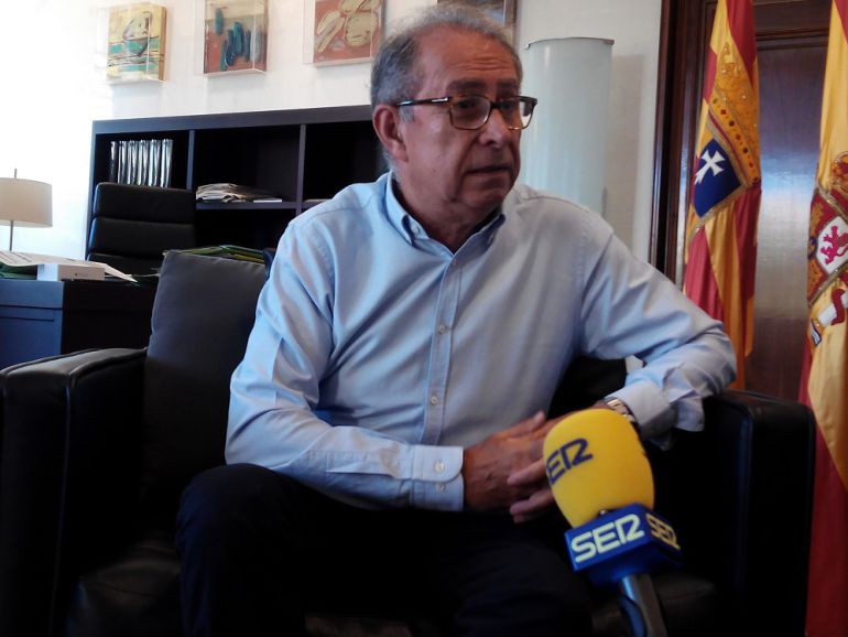 El consejero de Hacienda, en su despacho de la consejería El consejero de Hacienda, en su despacho de la consejería