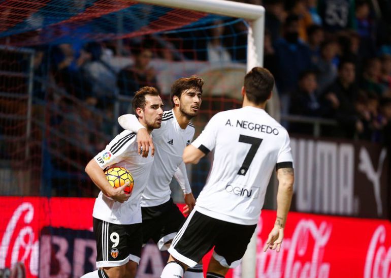 Paco Alcácer recoge el balón tras marcar André Gomes el gol del empate en Ipurúa la temporada pasada. Junto a él, Negredo y el propio André Gomes Paco Alcácer recoge el balón tras marcar André Gomes el gol del empate en Ipurúa la temporada pasada. Junto a él, Negredo y el propio André Gomes