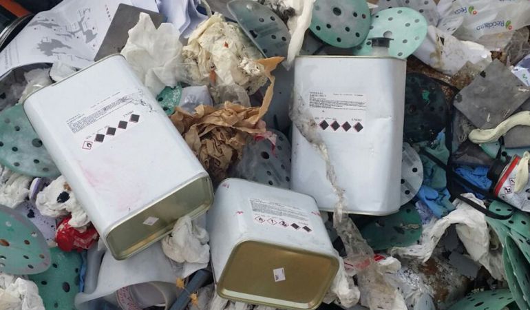 Restos de algunos de los vertidos encontrados en la zona Restos de algunos de los vertidos encontrados en la zona