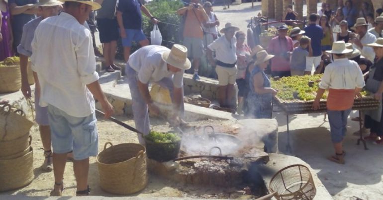 La fiesta de l'Escaldá de Jesús Pobre ha congregado a centenares de vecinos y curiosos. La fiesta de l'Escaldá de Jesús Pobre ha congregado a centenares de vecinos y curiosos.
