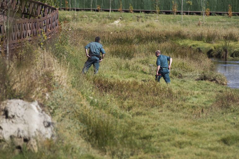 Agentes de la Guardia Civil, Protección Civil y Policía Local peninan la zona próxima al domicilio de Diana Maria Quer, desaparecida hace tres días en Pobra do Caramiñal que fue vista por última vez cuando regresaba de una fiesta el pasado lunes 22 de agosto. Agentes de la Guardia Civil, Protección Civil y Policía Local peninan la zona próxima al domicilio de Diana Maria Quer, desaparecida hace tres días en Pobra do Caramiñal que fue vista por última vez cuando regresaba de una fiesta el pasado lunes 22 de agosto.