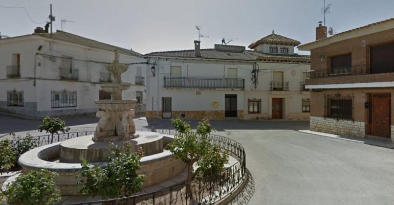Plaza de la localidad con ayuntamiento de fondo Plaza de la localidad con ayuntamiento de fondo