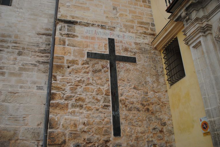 Cruz José Antonio Primo de Rivera en el lateral de la Catedral de Cuenca Cruz José Antonio Primo de Rivera en el lateral de la Catedral de Cuenca