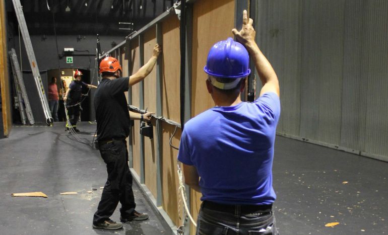 Opererarios retiran la estructura desplomada sobre el escenario del Principal Opererarios retiran la estructura desplomada sobre el escenario del Principal