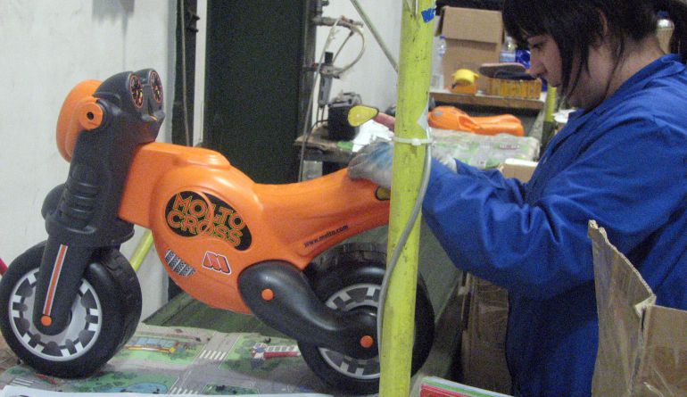 Una dona treballant en una fàbrica. Una dona treballant en una fàbrica.