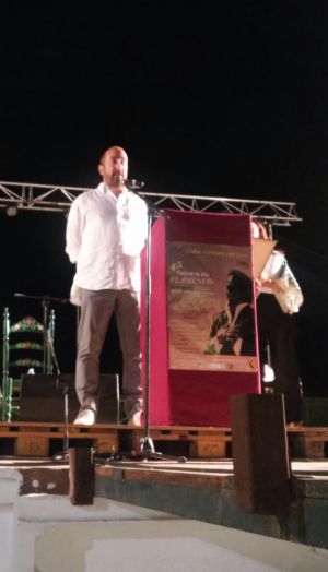 Momento del homenaje a José Menese, con intervención de su hijo Diego Momento del homenaje a José Menese, con intervención de su hijo Diego