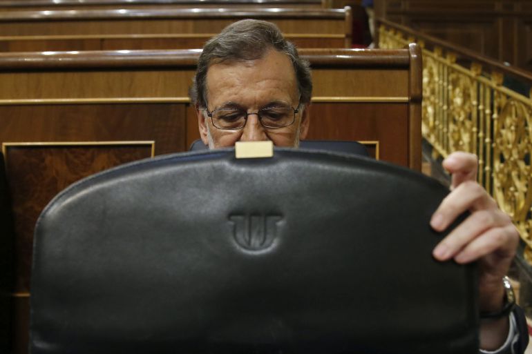 El presidente del Gobierno en funciones, Mariano Rajoy, en su escañoel miércoles por la tarde, durante la segunda jornada del debate de su investidura. El presidente del Gobierno en funciones, Mariano Rajoy, en su escañoel miércoles por la tarde, durante la segunda jornada del debate de su investidura.