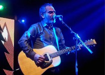 Fernando Alfaro, ex Surfin Bichos y ex Chucho, actúa en el Palacio de Viana