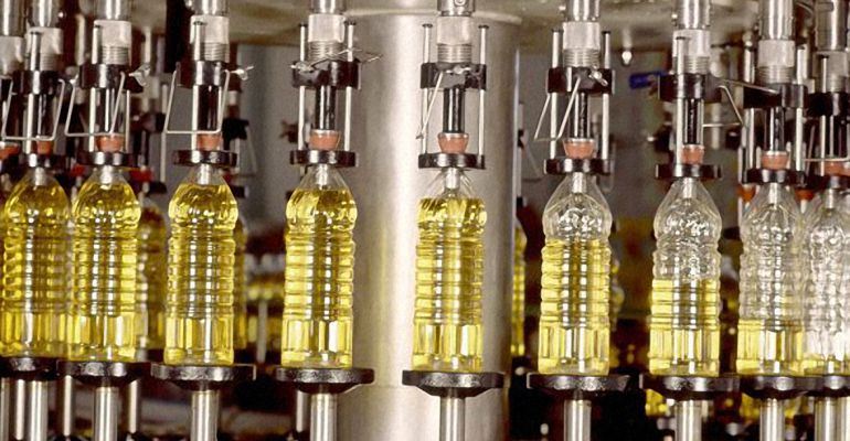 Una muestra en el proceso de envasado de aceites. Una muestra en el proceso de envasado de aceites.