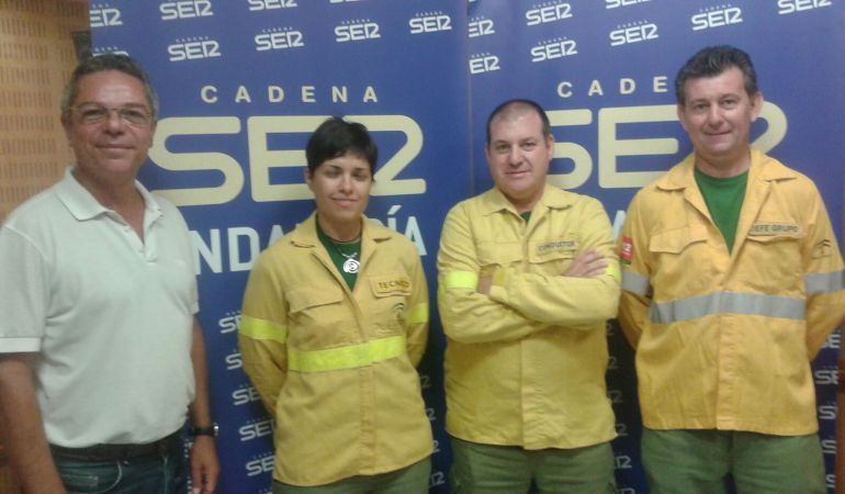 De izquierda a derecha, Salomón Hachuel, director de Hoy por Hoy Sevilla, y los bomberos Enma Fuentenebro, Antonio Gallardo y Domingo Martínez De izquierda a derecha, Salomón Hachuel, director de Hoy por Hoy Sevilla, y los bomberos Enma Fuentenebro, Antonio Gallardo y Domingo Martínez