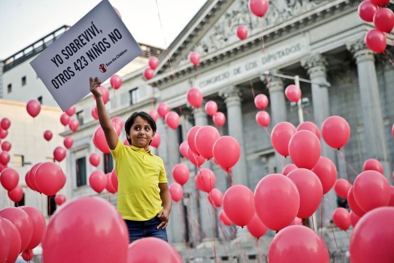 Said, un niño sirio de 8 años, que vive desde hace un año junto a su hermano Mohammed, de 17, y el padre de ambos, Osama Abdul Mohsen, en Getafe (Madrid), muestra un cartel durante el acto organizado por Save the Children a las puertas del Congreso de los Diputados, con motivo del aniversario que se cumple mañana, de la muerte de Aylan Kurdi, el pequeño cuyo cuerpo fue encontrado en una playa turca y cuya imagen hizo estremecer a la opinión pública, para recordar las muertes de estos niños ahogados en el mar mientras intentaban llegar a un lugar seguro huyendo del conflicto, la violencia y la persecución en sus países de origen. Said, un niño sirio de 8 años, que vive desde hace un año junto a su hermano Mohammed, de 17, y el padre de ambos, Osama Abdul Mohsen, en Getafe (Madrid), muestra un cartel durante el acto organizado por Save the Children a las puertas del Congreso de los Diputados, con motivo del aniversario que se cumple mañana, de la muerte de Aylan Kurdi, el pequeño cuyo cuerpo fue encontrado en una playa turca y cuya imagen hizo estremecer a la opinión pública, para recordar las muertes de estos niños ahogados en el mar mientras intentaban llegar a un lugar seguro huyendo del conflicto, la violencia y la persecución en sus países de origen.