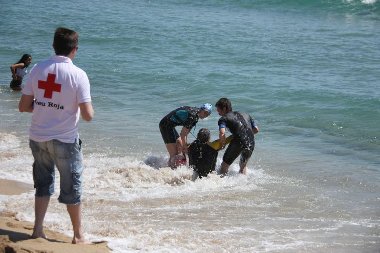 Imagen de un rescate en una playa del mediterráneo Imagen de un rescate en una playa del mediterráneo