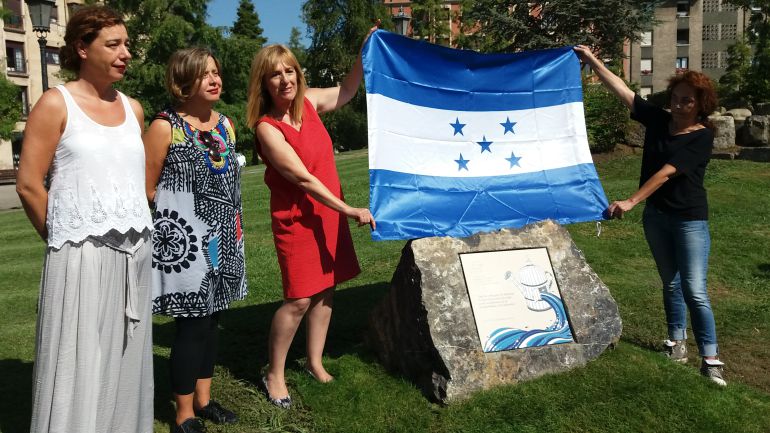 Las concejalas Cristina Pontón (IU), Ana Taboada (SOMOS) y Marisa Ponga (PSOE), descubren la placa, en el parque de Ismael Fuentes, junto a la Presidenta de la Coordinadora de ONGD del Principado, Celeste Intriago. Las concejalas Cristina Pontón (IU), Ana Taboada (SOMOS) y Marisa Ponga (PSOE), descubren la placa, en el parque de Ismael Fuentes, junto a la Presidenta de la Coordinadora de ONGD del Principado, Celeste Intriago.