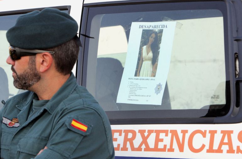Un efectivo de la Guardia Civil junto al cartel de la joven Diana Quer, desaparecida en A Pobra do Caramiñal Un efectivo de la Guardia Civil junto al cartel de la joven Diana Quer, desaparecida en A Pobra do Caramiñal