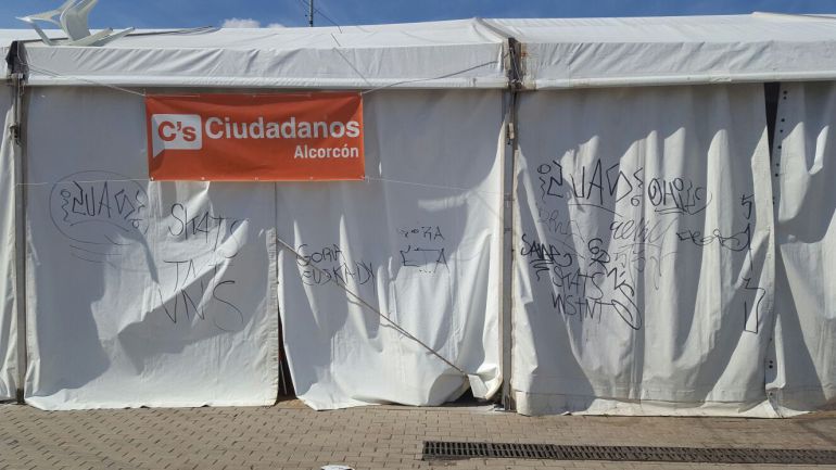 Pintadas en la caseta de Ciudadanos de Alcorcón Pintadas en la caseta de Ciudadanos de Alcorcón