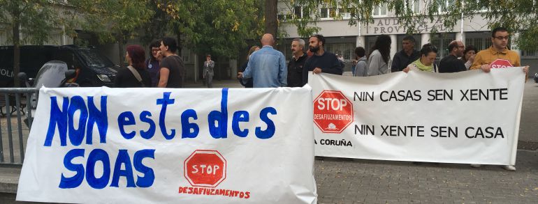 Concentración de Stop Desahucios ante la Audiencia Provincial. Concentración de Stop Desahucios ante la Audiencia Provincial.