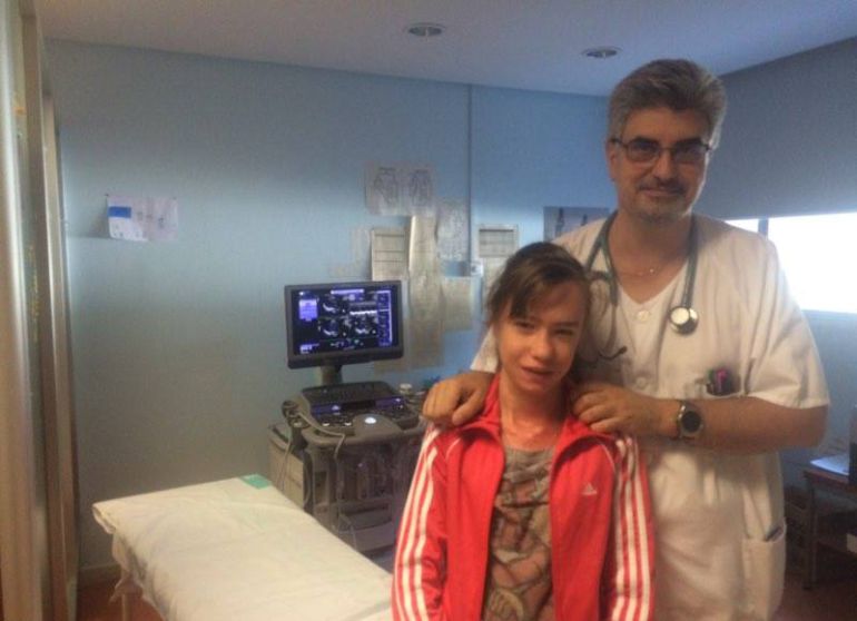 Aitana junto a su cardiólogo del Hospital Miguel Servet de Zaragoza Aitana junto a su cardiólogo del Hospital Miguel Servet de Zaragoza