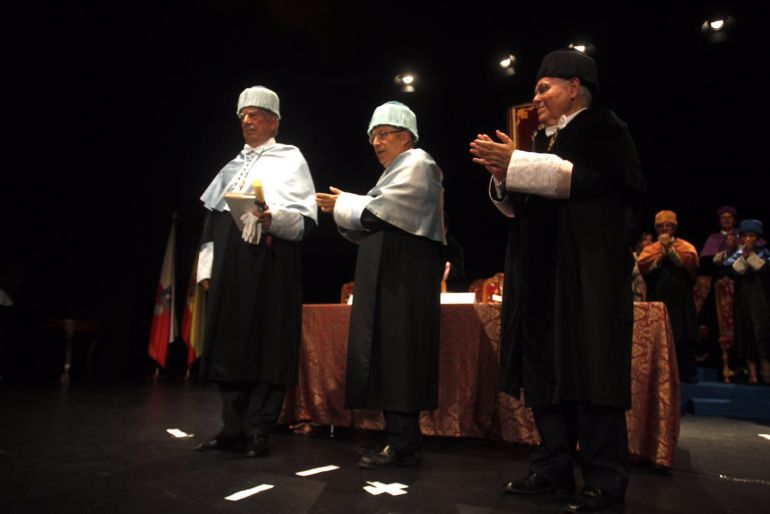 Mario Vargas Llosa, investigo Doctor Honoris Causa. Mario Vargas Llosa, investigo Doctor Honoris Causa.