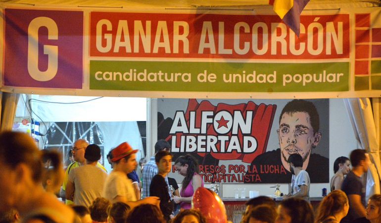 Pancarta de "Alfon Libertad" en la caseta de Ganar Alcorcón Pancarta de "Alfon Libertad" en la caseta de Ganar Alcorcón