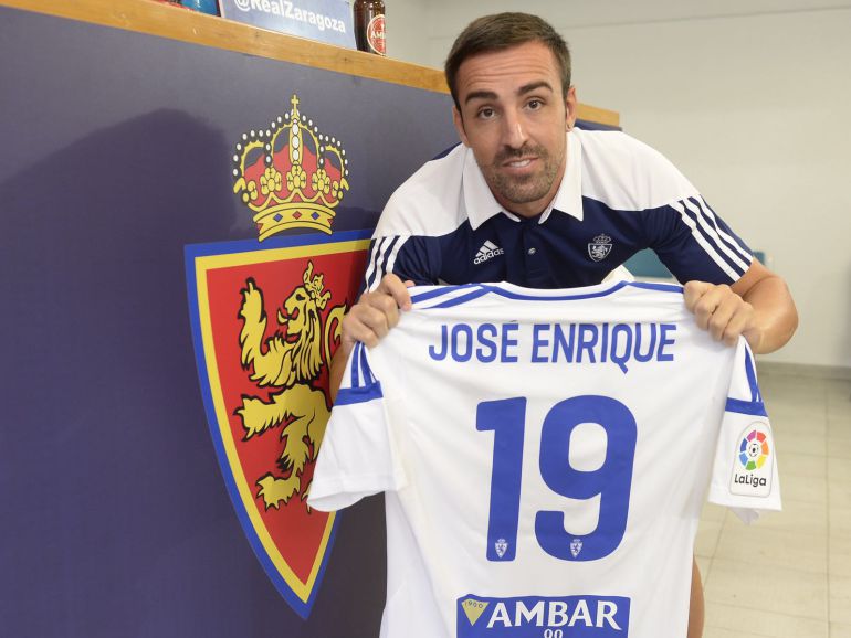 José Enrique en su presentación oficial en el Estadio Municipal de La Romareda José Enrique en su presentación oficial en el Estadio Municipal de La Romareda