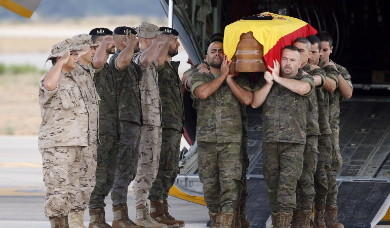 Aterriza en Valencia el avión con los restos del soldado fallecido en Irak Aterriza en Valencia el avión con los restos del soldado fallecido en Irak