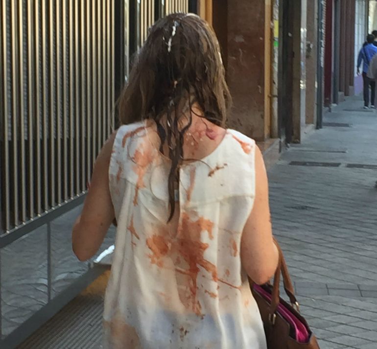 Una joven tras las novatadas Una joven tras las novatadas
