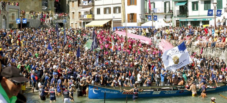 Los remeros de la trainera de Urdaibai celebran su victoria ante Hondarribia, a la que han vuelto a superar, y se han alzado con la bandera de la Concha tras la regata más importante de la temporada de remo del Cantábrico Los remeros de la trainera de Urdaibai celebran su victoria ante Hondarribia, a la que han vuelto a superar, y se han alzado con la bandera de la Concha tras la regata más importante de la temporada de remo del Cantábrico