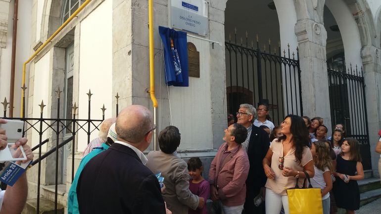 Descubrimiento de la placa correpondiente al Artículo 1 de la Declaración Universal de los Derechos Humanos en la fachada del Colegio Dolores Medio Descubrimiento de la placa correpondiente al Artículo 1 de la Declaración Universal de los Derechos Humanos en la fachada del Colegio Dolores Medio
