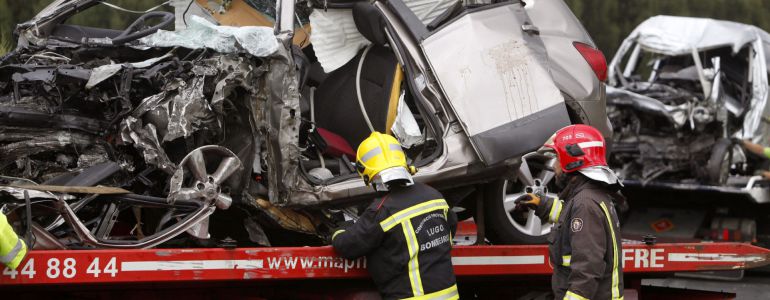 Bomberos de Lugo retiran los restos de los vehículos siniestrados en un accidente en la A-6. Bomberos de Lugo retiran los restos de los vehículos siniestrados en un accidente en la A-6.