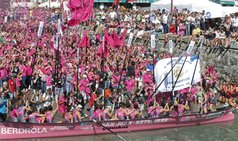 Las batelerak de San Juan celebran su tercera Bandera de la Concha seguida con su afición Las batelerak de San Juan celebran su tercera Bandera de la Concha seguida con su afición