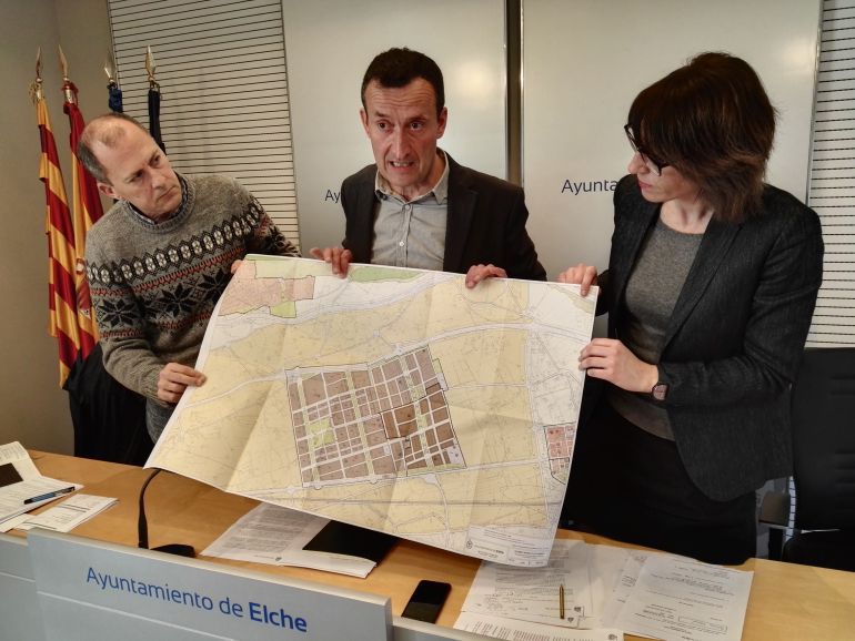 El alcalde muestra el plano de Elche Parque Empresarial El alcalde muestra el plano de Elche Parque Empresarial